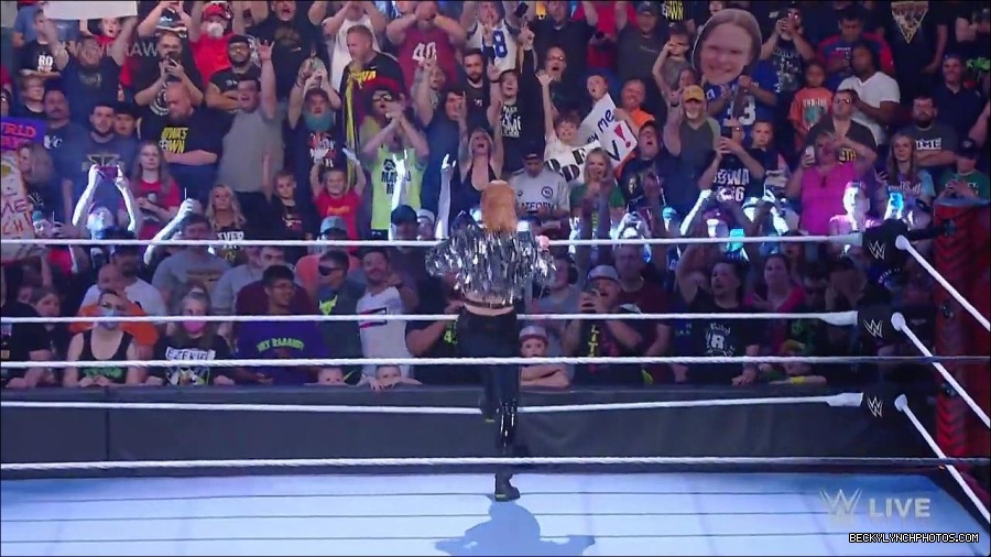 WWE_RAW_30th_May_2022_720p_WEBRip_h264_mp4_000126726.jpg