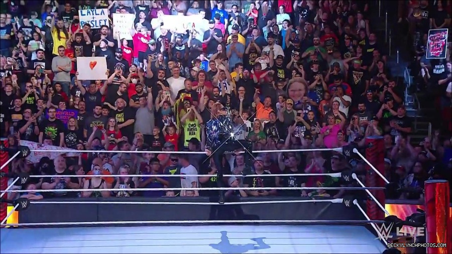 WWE_RAW_30th_May_2022_720p_WEBRip_h264_mp4_000130330.jpg