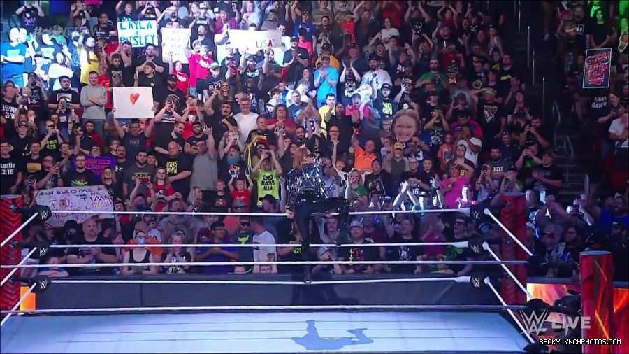 WWE_RAW_30th_May_2022_720p_WEBRip_h264_mp4_000130730.jpg