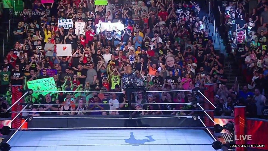 WWE_RAW_30th_May_2022_720p_WEBRip_h264_mp4_000131931.jpg
