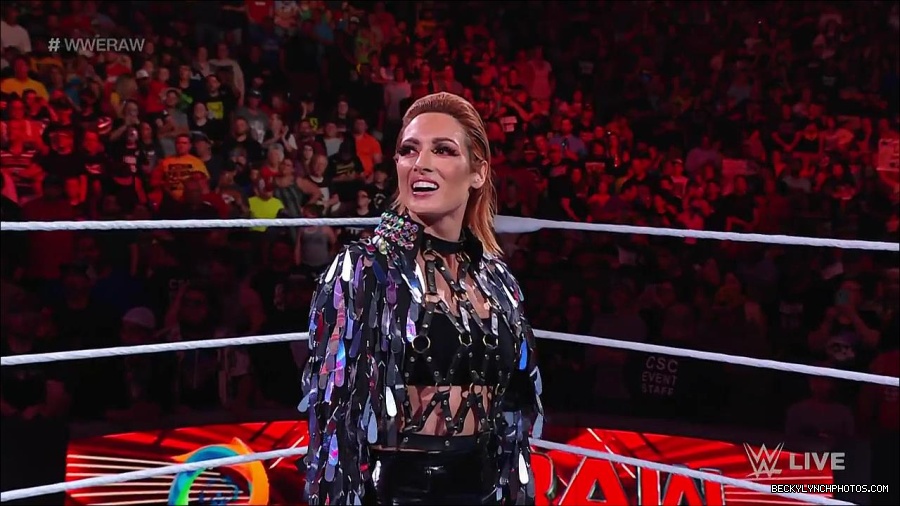 WWE_RAW_30th_May_2022_720p_WEBRip_h264_mp4_000150350.jpg