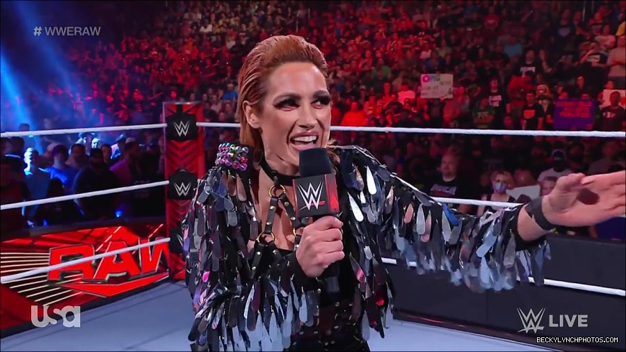 WWE_RAW_30th_May_2022_720p_WEBRip_h264_mp4_000205605.jpg