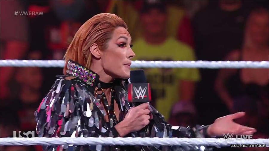 WWE_RAW_30th_May_2022_720p_WEBRip_h264_mp4_000236436.jpg