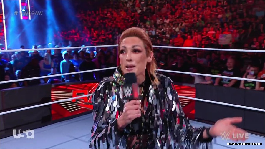 WWE_RAW_30th_May_2022_720p_WEBRip_h264_mp4_000238438.jpg