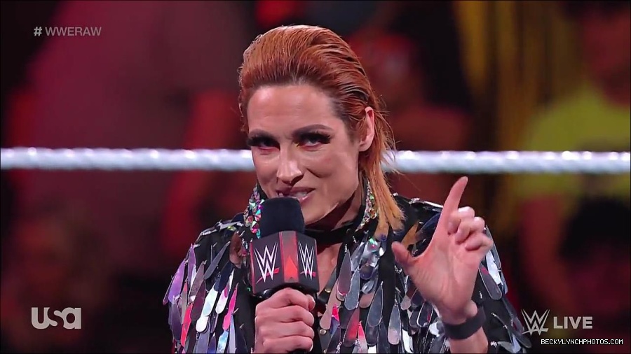 WWE_RAW_30th_May_2022_720p_WEBRip_h264_mp4_000248047.jpg