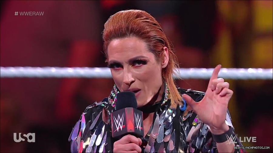 WWE_RAW_30th_May_2022_720p_WEBRip_h264_mp4_000250049.jpg