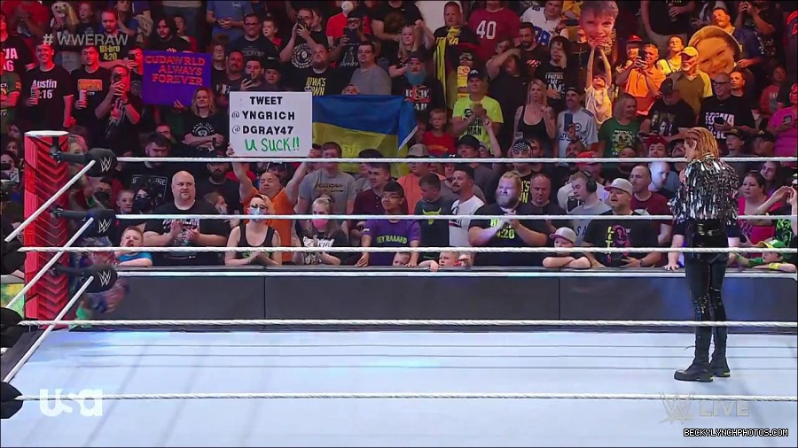 WWE_RAW_30th_May_2022_720p_WEBRip_h264_mp4_000410610.jpg