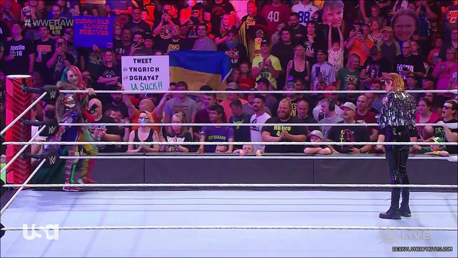 WWE_RAW_30th_May_2022_720p_WEBRip_h264_mp4_000411411.jpg