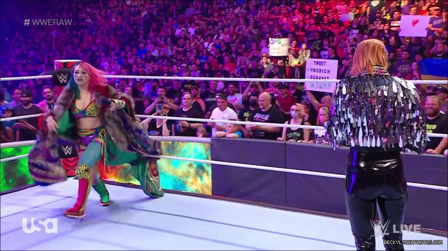 WWE_RAW_30th_May_2022_720p_WEBRip_h264_mp4_000413813.jpg