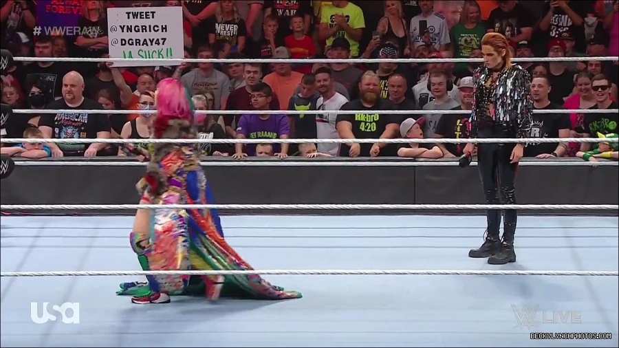 WWE_RAW_30th_May_2022_720p_WEBRip_h264_mp4_000418618.jpg
