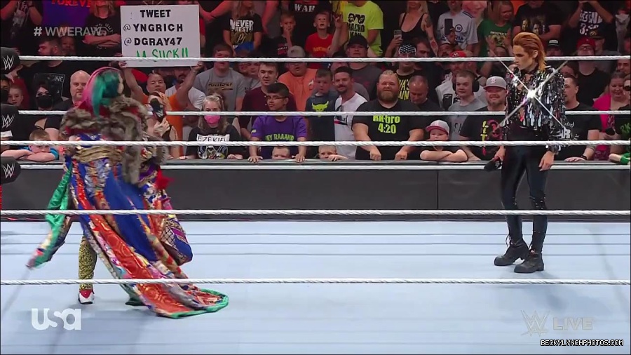 WWE_RAW_30th_May_2022_720p_WEBRip_h264_mp4_000419419.jpg