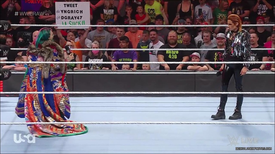 WWE_RAW_30th_May_2022_720p_WEBRip_h264_mp4_000419819.jpg