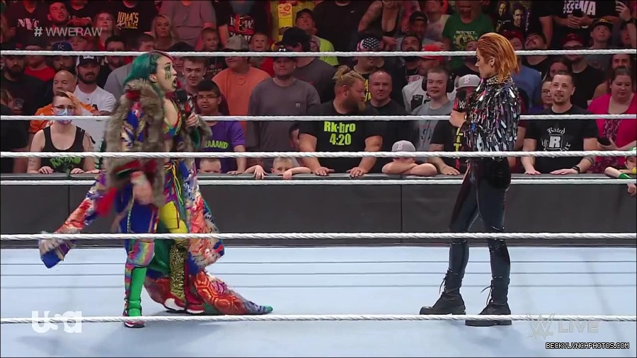WWE_RAW_30th_May_2022_720p_WEBRip_h264_mp4_000449615.jpg