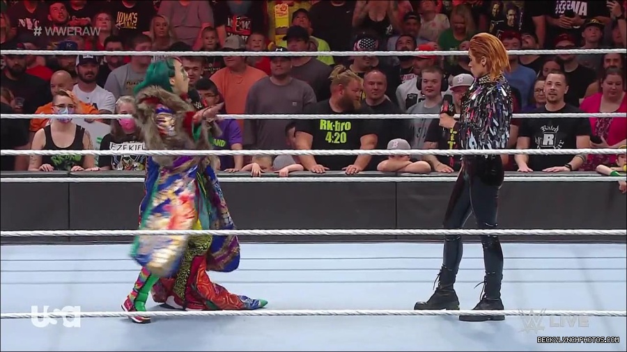 WWE_RAW_30th_May_2022_720p_WEBRip_h264_mp4_000450016.jpg