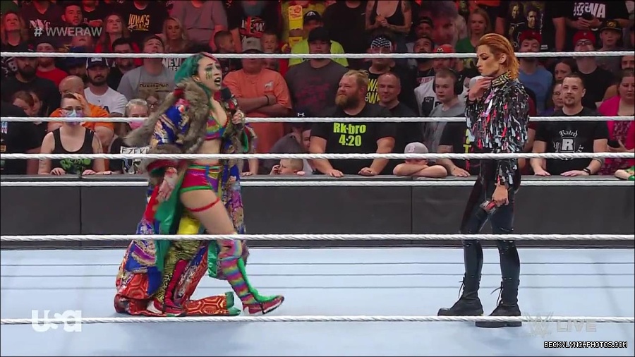 WWE_RAW_30th_May_2022_720p_WEBRip_h264_mp4_000457223.jpg