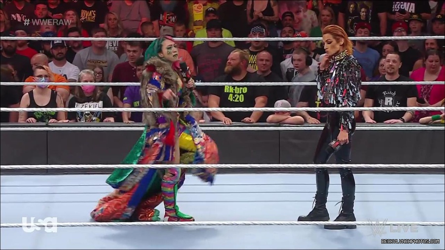 WWE_RAW_30th_May_2022_720p_WEBRip_h264_mp4_000457623.jpg