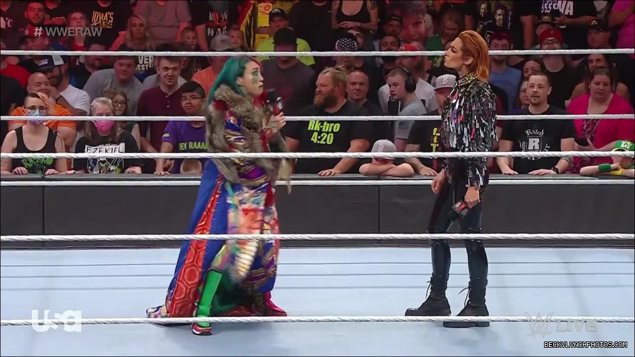 WWE_RAW_30th_May_2022_720p_WEBRip_h264_mp4_000459625.jpg