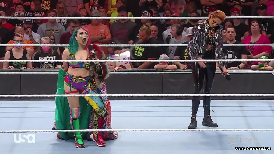 WWE_RAW_30th_May_2022_720p_WEBRip_h264_mp4_000471237.jpg