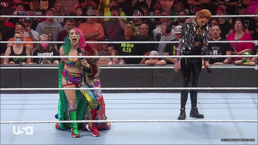 WWE_RAW_30th_May_2022_720p_WEBRip_h264_mp4_000471637.jpg