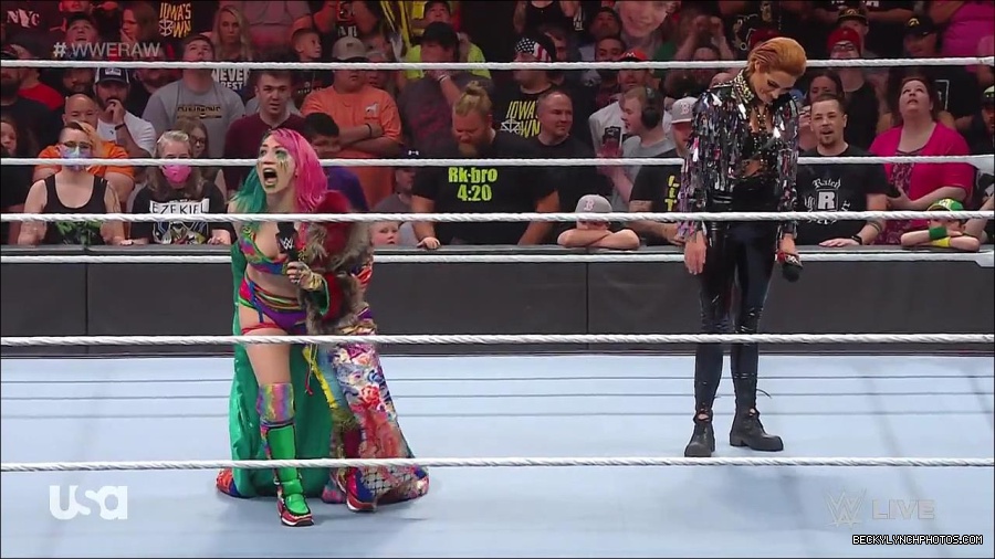 WWE_RAW_30th_May_2022_720p_WEBRip_h264_mp4_000472038.jpg