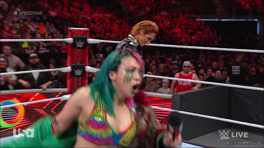 WWE_RAW_30th_May_2022_720p_WEBRip_h264_mp4_000472438.jpg