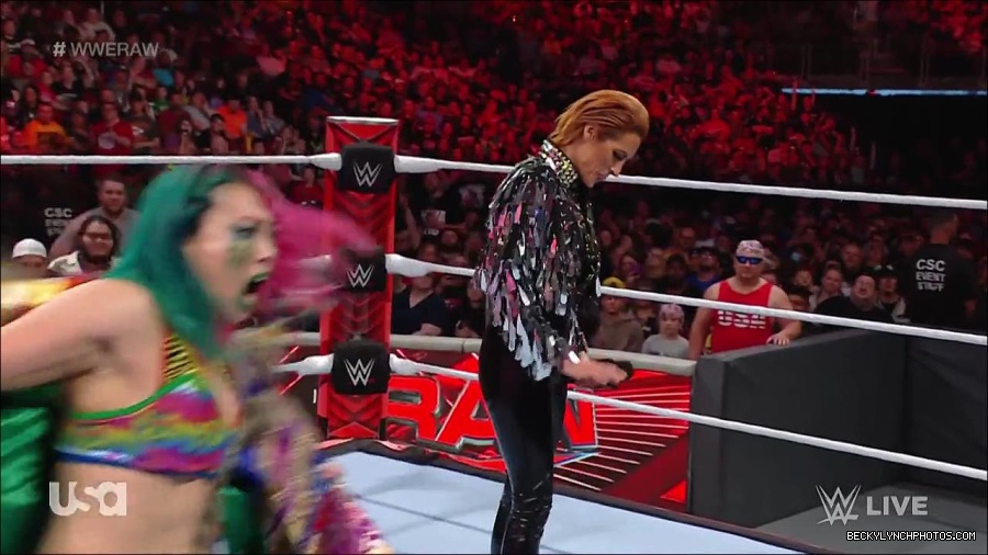 WWE_RAW_30th_May_2022_720p_WEBRip_h264_mp4_000472839.jpg