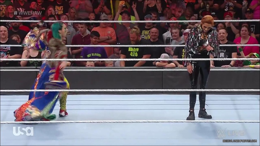 WWE_RAW_30th_May_2022_720p_WEBRip_h264_mp4_000473639.jpg