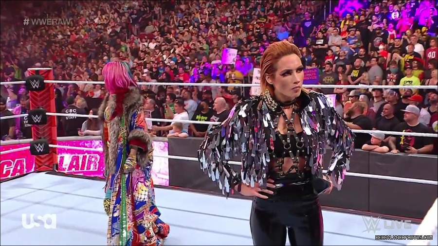 WWE_RAW_30th_May_2022_720p_WEBRip_h264_mp4_000495661.jpg