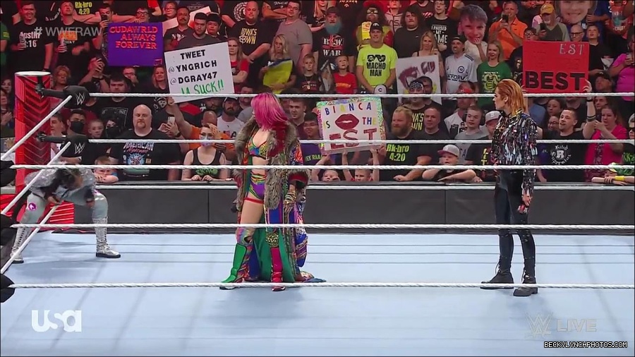 WWE_RAW_30th_May_2022_720p_WEBRip_h264_mp4_000513279.jpg