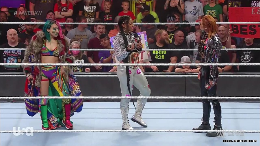 WWE_RAW_30th_May_2022_720p_WEBRip_h264_mp4_000541307.jpg