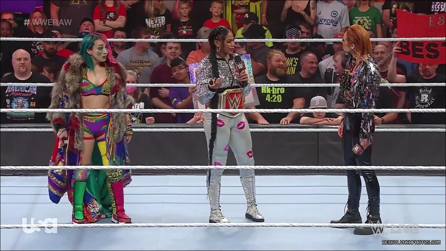 WWE_RAW_30th_May_2022_720p_WEBRip_h264_mp4_000541707.jpg