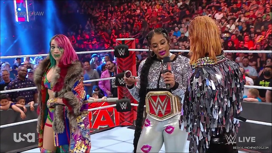 WWE_RAW_30th_May_2022_720p_WEBRip_h264_mp4_000544911.jpg