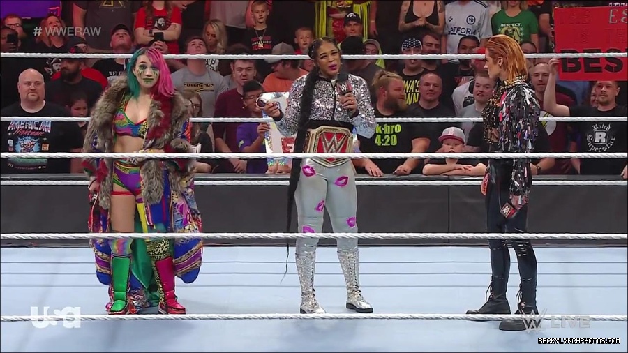 WWE_RAW_30th_May_2022_720p_WEBRip_h264_mp4_000549315.jpg