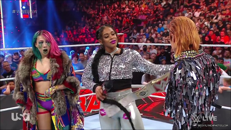 WWE_RAW_30th_May_2022_720p_WEBRip_h264_mp4_000560526.jpg