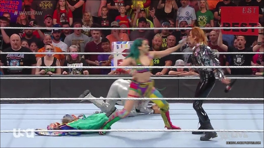 WWE_RAW_30th_May_2022_720p_WEBRip_h264_mp4_000578544.jpg
