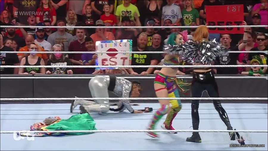 WWE_RAW_30th_May_2022_720p_WEBRip_h264_mp4_000578945.jpg
