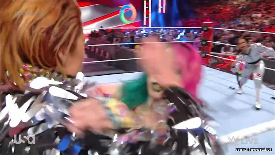 WWE_RAW_30th_May_2022_720p_WEBRip_h264_mp4_000580546.jpg