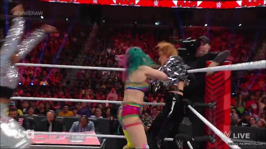 WWE_RAW_30th_May_2022_720p_WEBRip_h264_mp4_000581347.jpg