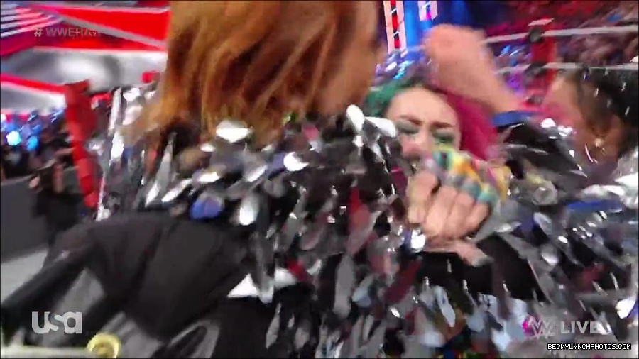 WWE_RAW_30th_May_2022_720p_WEBRip_h264_mp4_000581747.jpg
