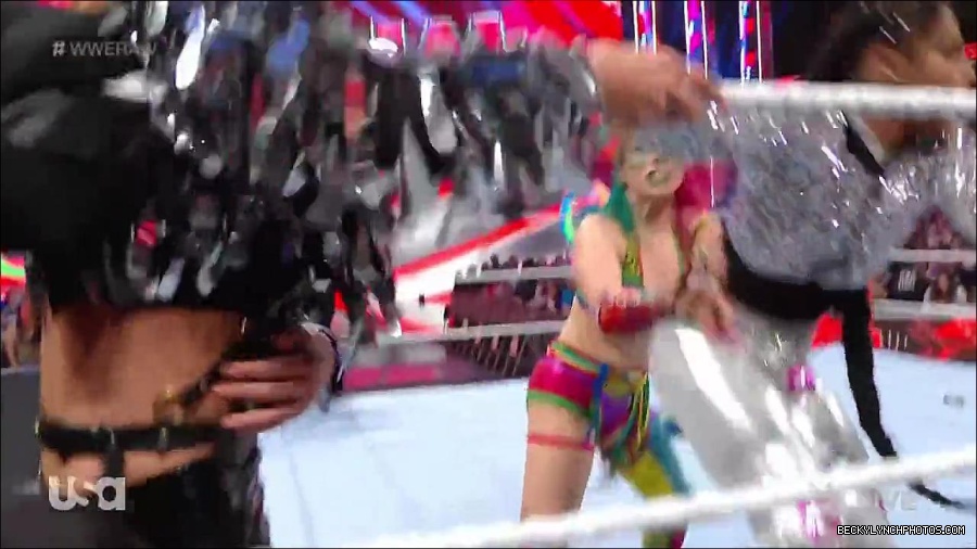 WWE_RAW_30th_May_2022_720p_WEBRip_h264_mp4_000586152.jpg