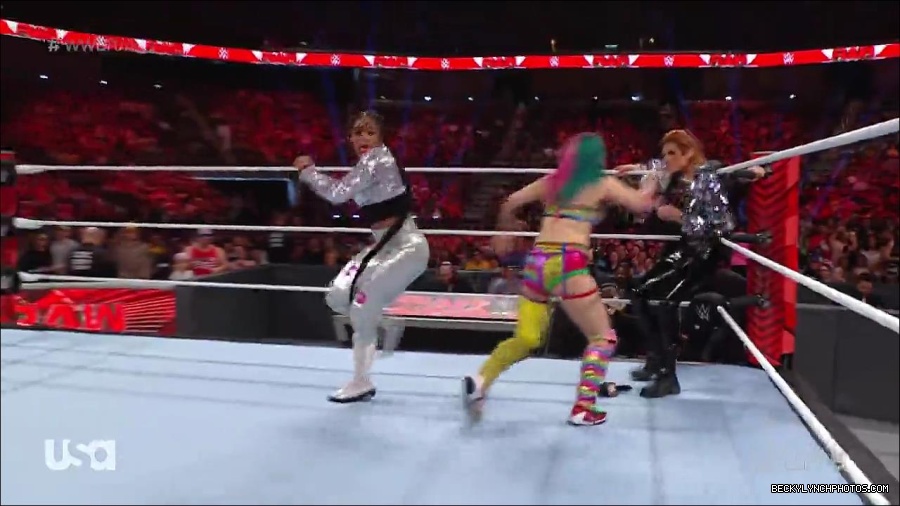 WWE_RAW_30th_May_2022_720p_WEBRip_h264_mp4_000586552.jpg