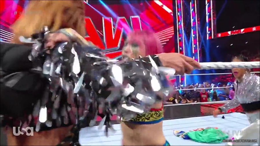 WWE_RAW_30th_May_2022_720p_WEBRip_h264_mp4_000586953.jpg