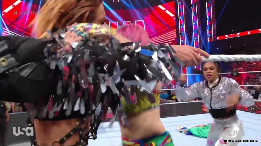 WWE_RAW_30th_May_2022_720p_WEBRip_h264_mp4_000587353.jpg