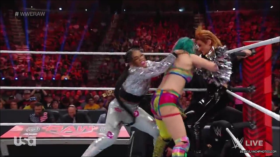 WWE_RAW_30th_May_2022_720p_WEBRip_h264_mp4_000588154.jpg