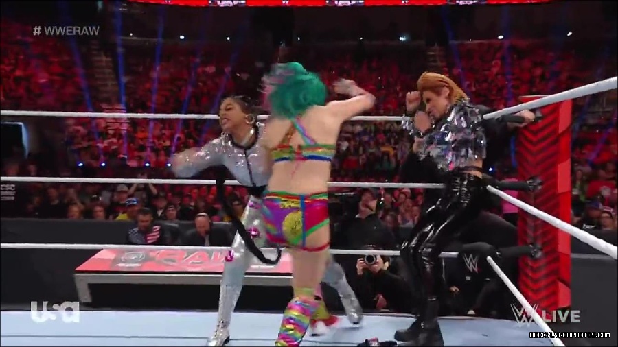 WWE_RAW_30th_May_2022_720p_WEBRip_h264_mp4_000588554.jpg