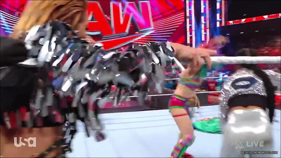 WWE_RAW_30th_May_2022_720p_WEBRip_h264_mp4_000588955.jpg