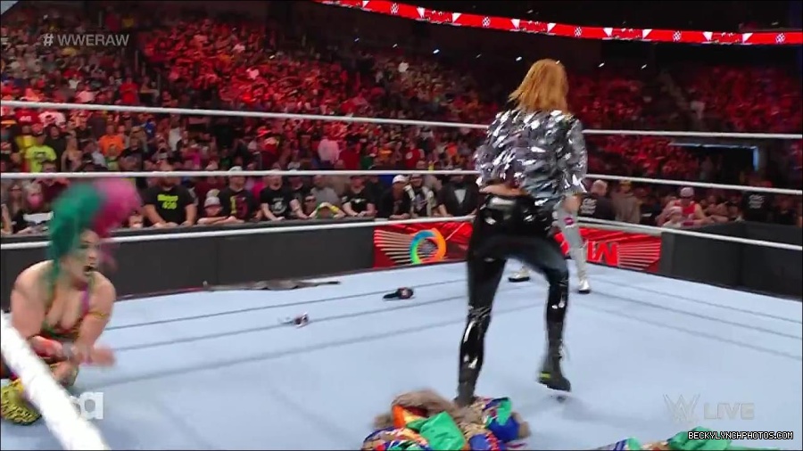 WWE_RAW_30th_May_2022_720p_WEBRip_h264_mp4_000595761.jpg