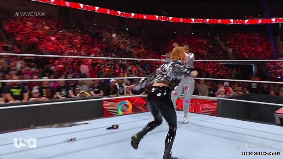 WWE_RAW_30th_May_2022_720p_WEBRip_h264_mp4_000596162.jpg