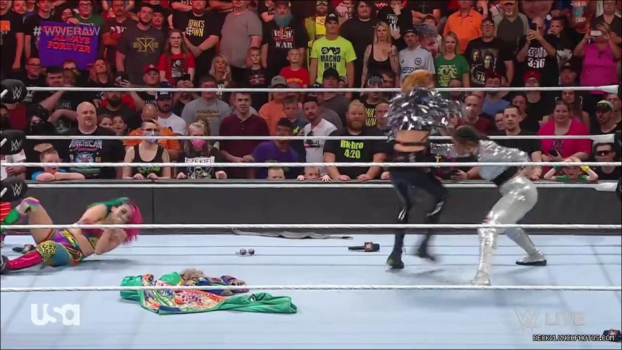 WWE_RAW_30th_May_2022_720p_WEBRip_h264_mp4_000596562.jpg