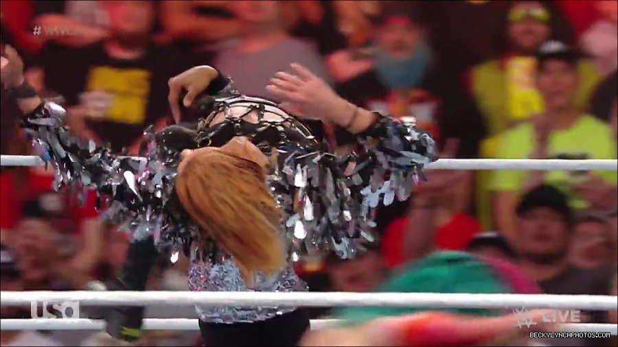 WWE_RAW_30th_May_2022_720p_WEBRip_h264_mp4_000600566.jpg